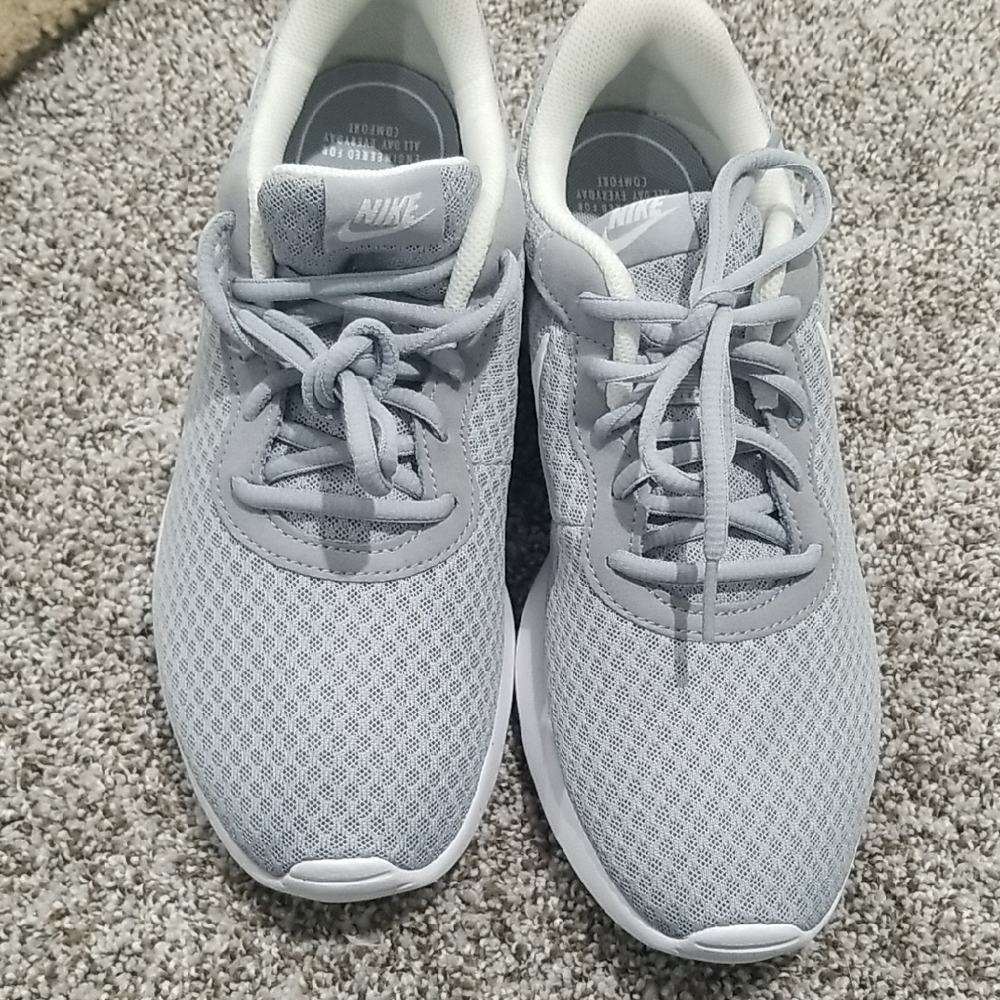 Nike Women's Light Gray Sneakers - Picture 5 of 5